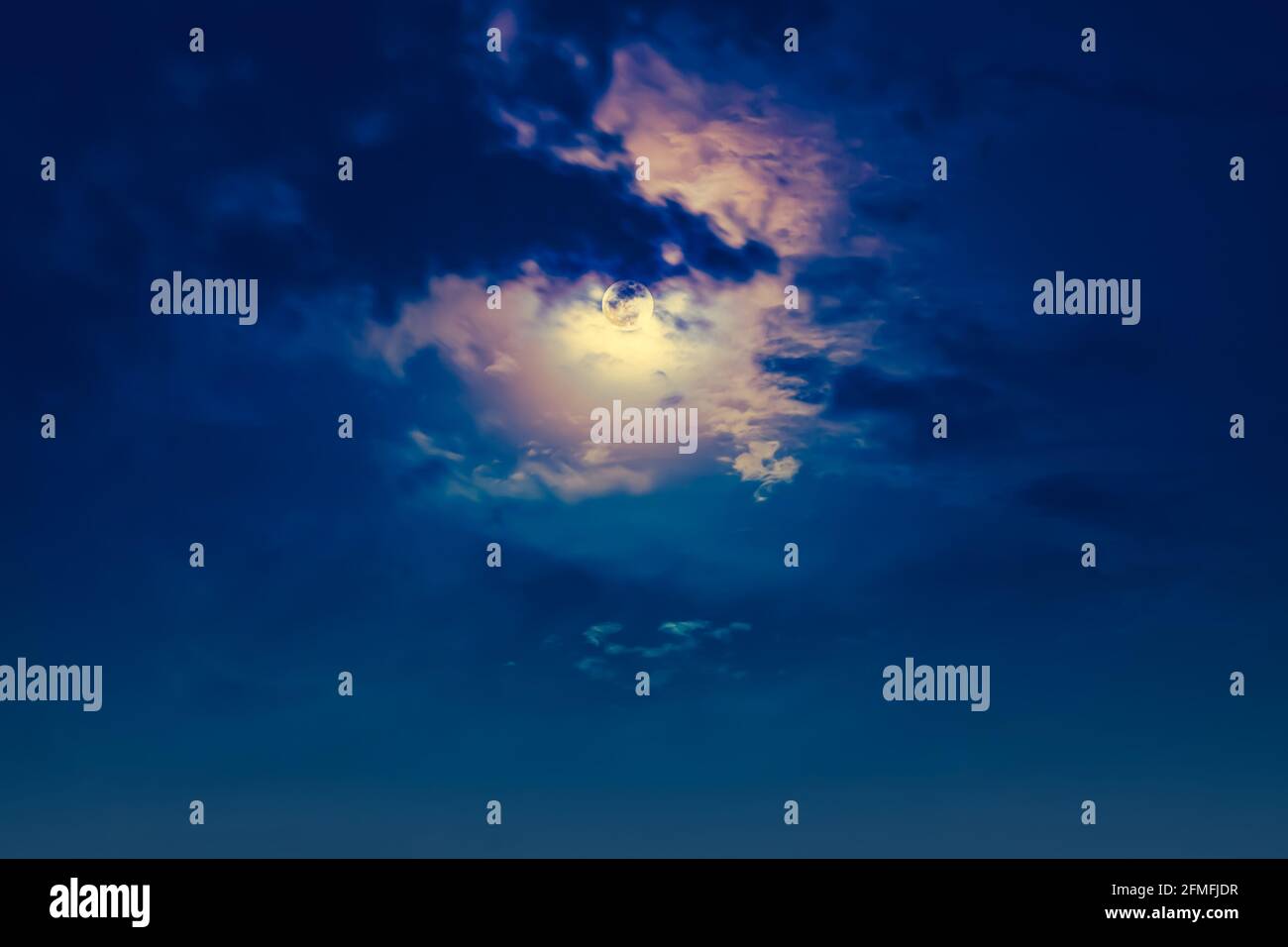 Belle photo de fond ciel nocturne avec des nuages et pleine lune lumineuse avec brillant. Ciel nocturne avec magnifique pleine lune derrière le nuage. À l'extérieur Banque D'Images