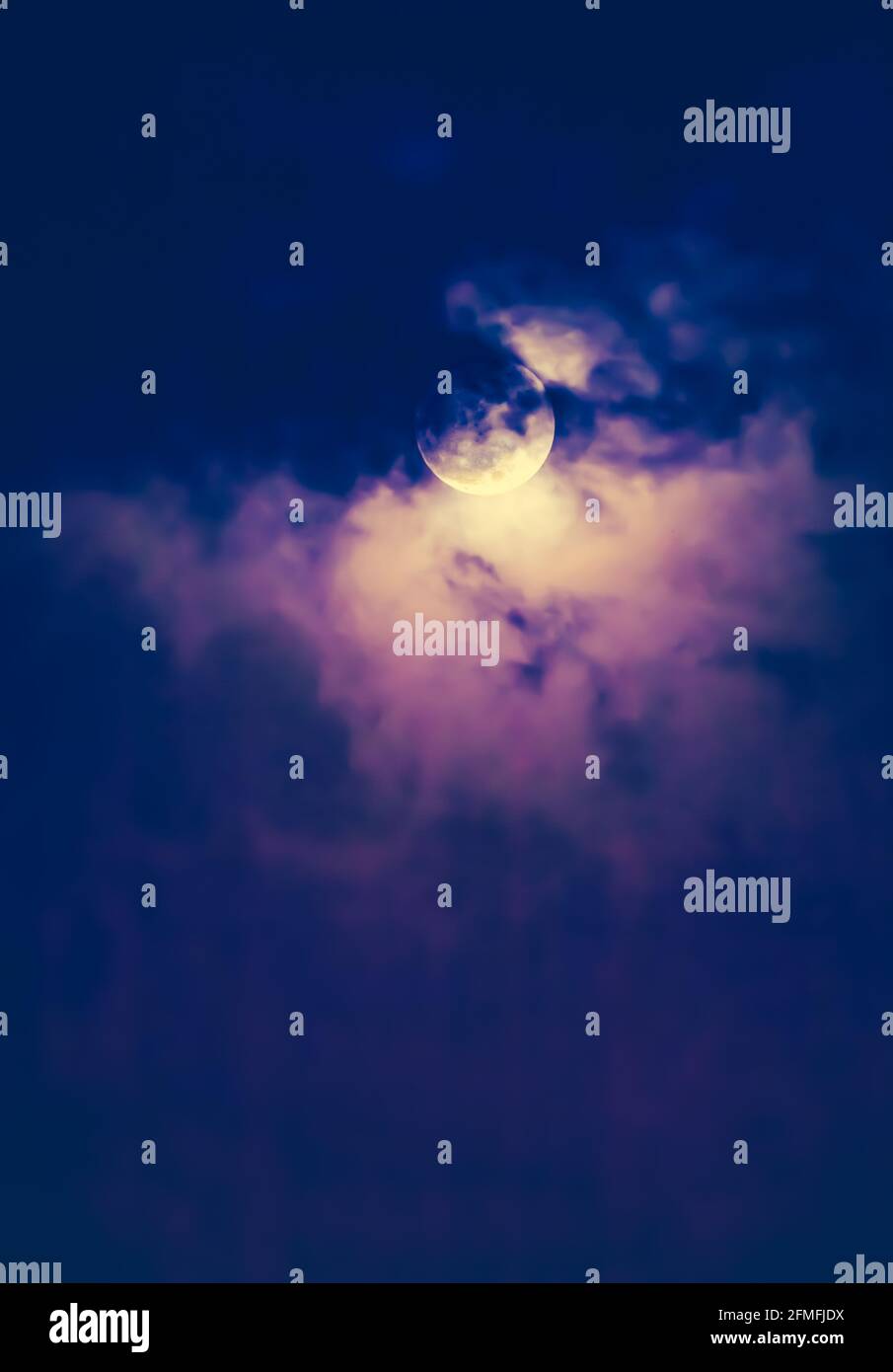 Belle photo de fond ciel nocturne avec des nuages et pleine lune lumineuse avec brillant. Ciel nocturne avec magnifique pleine lune derrière le nuage. À l'extérieur Banque D'Images
