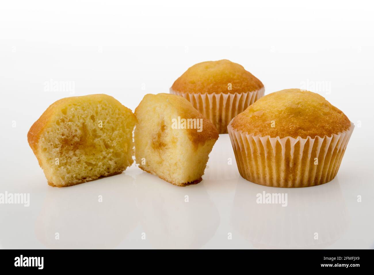 mcmuffin coupé avec des muffins entiers isolés sur fond blanc Banque D'Images