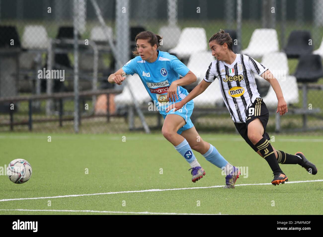 Turin, Italie, le 8 mai 2021. Annahita Zamanienne de Juventus poursuit Vlada Kubassova de Napoli Femminile pendant le match de Serie A Femminile au Centre de formation de Juventus, Turin. Le crédit photo devrait se lire: Jonathan Moscrop / Sportimage Banque D'Images