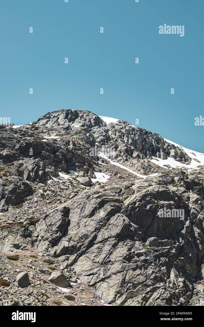 Rock Mountain avec quelques restes de neige et un ciel clair. Banque D'Images