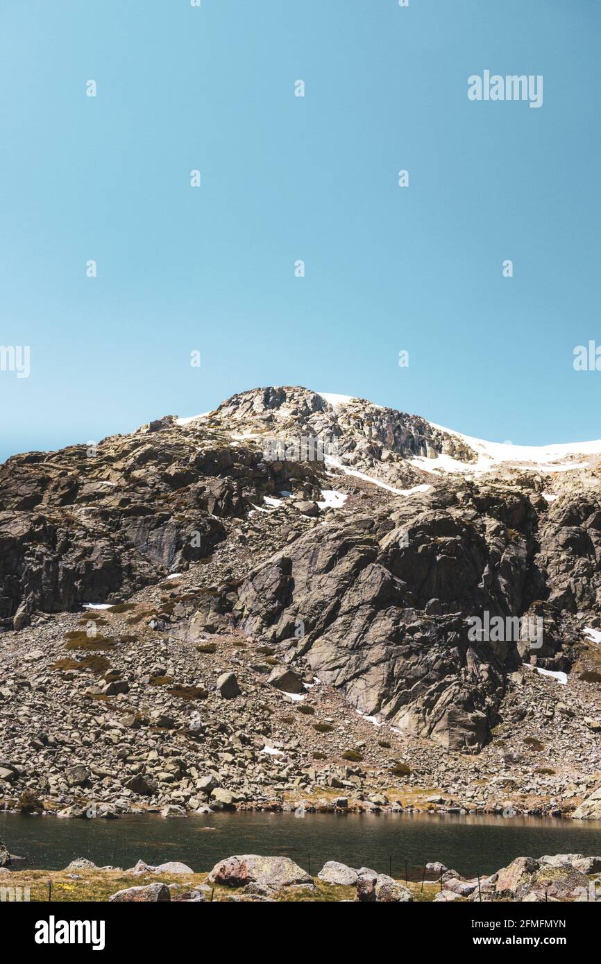 Montagne avec de la neige sur le dessus et un lac en dessous. Banque D'Images