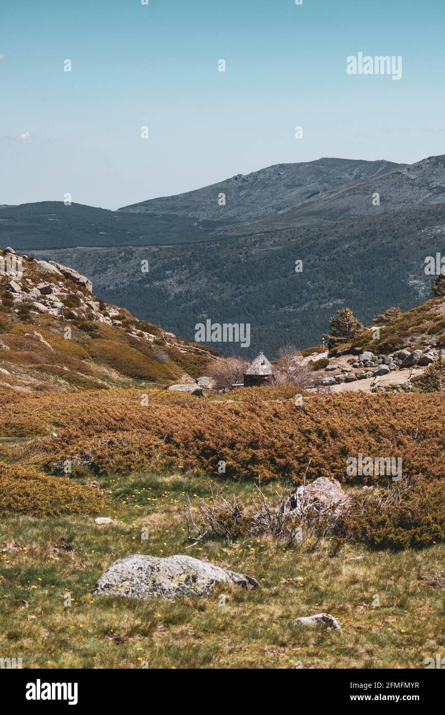 Photographie d'un paysage de montagne avec une petite cabine au milieu. Banque D'Images