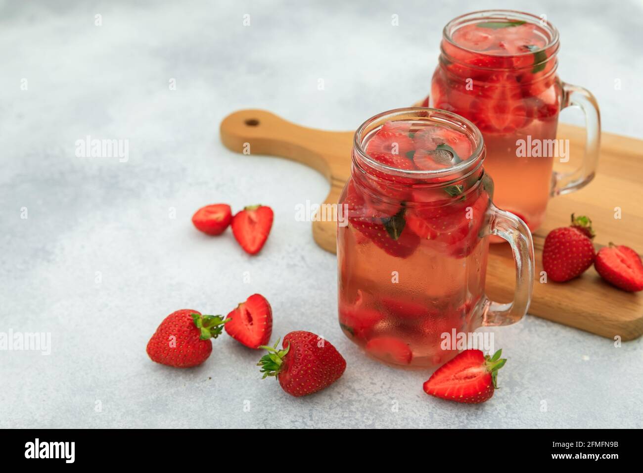 Boisson saine aux fraises avec baies et bois. Régime et boisson saine concept Banque D'Images
