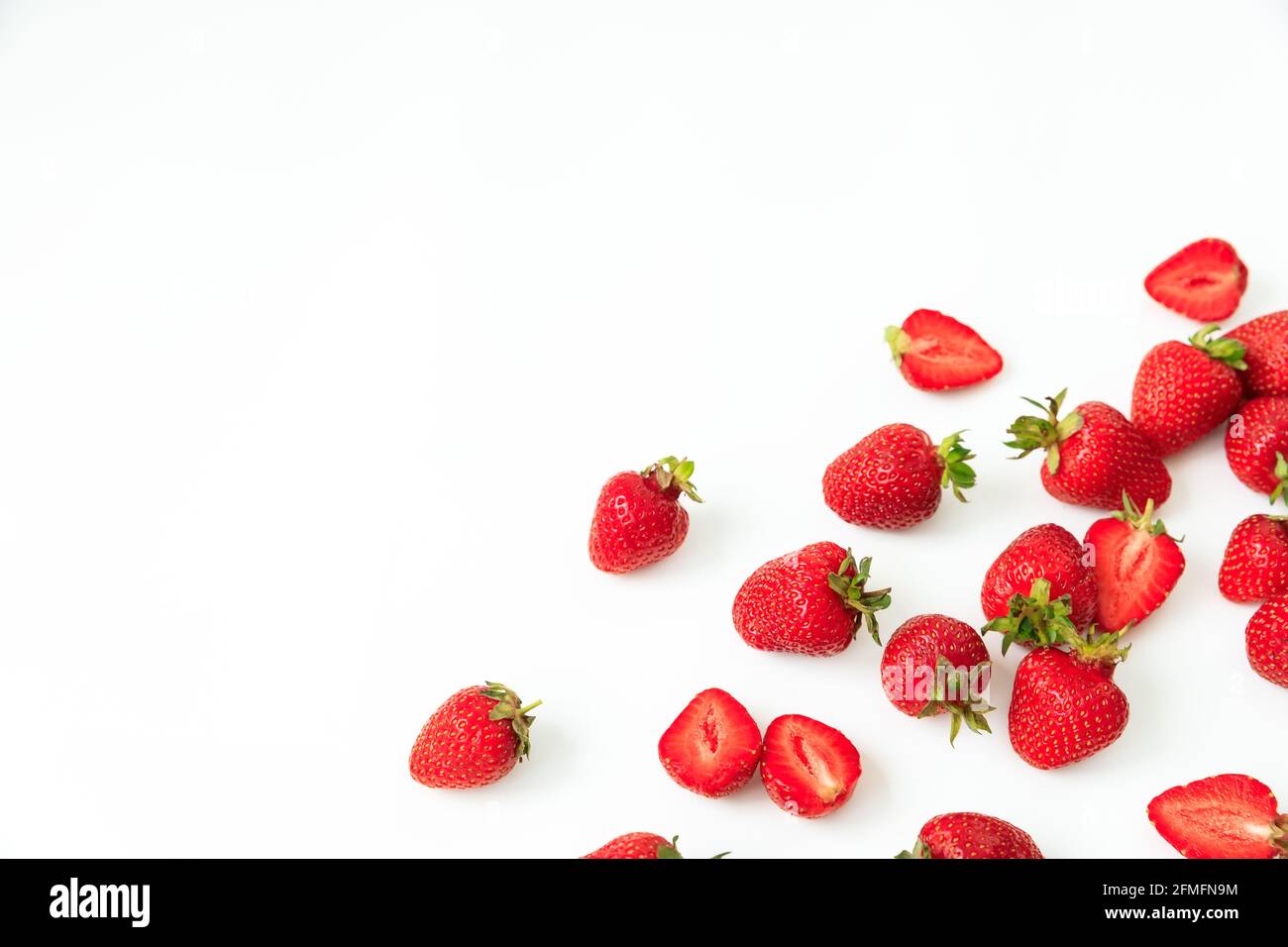 Baies de fraises sur fond blanc. Pose à plat. Vue de dessus. Banque D'Images