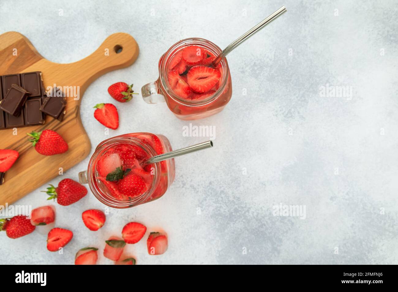 Boissons aux fraises avec baies et bois avec chocolat. Régime boisson et concept sain. Pose à plat Banque D'Images