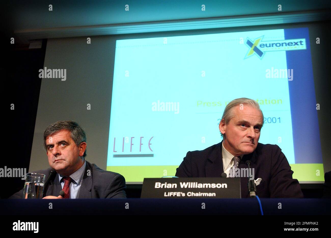 PRÉSIDENT DU LIFFE BRIAN WILLIAMSON (À DROITE) AVEC JEAN FRANÇOIS THEODORE-CEO D'EURONEXT, S'EXPRIME AUJOURD'HUI À LA PRESSE APRÈS LA FUSION DE LIFFE AVEC EURONEXT.29 OCTOBRE 2001 PHOTO ANDY PARADISE Banque D'Images