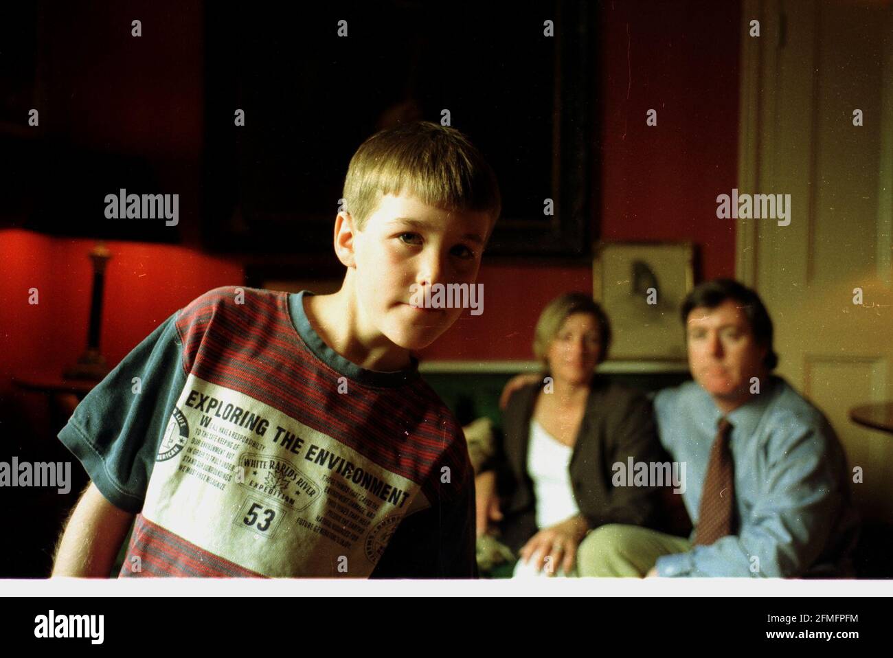 Robert Miles, avec ses parents, Richard et Sarah. Robert a l'autisme et l'intestin cesser qui s'est développé après son MMR vatination Banque D'Images