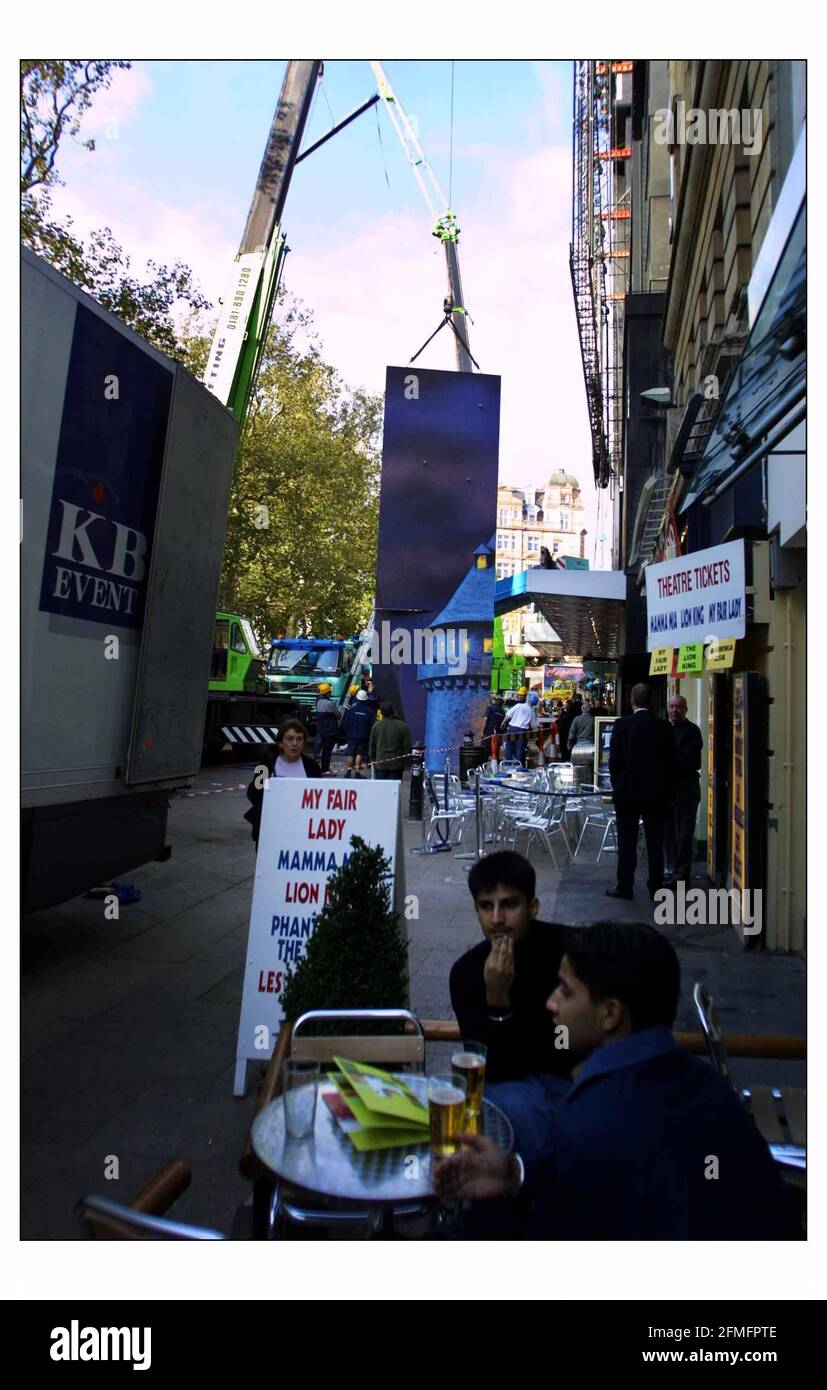 Les préperations pour le premier ministre de Harry Potter sont en cours à Leicester Square. L'avant de l'Odéon est transformé en château.pic David Sandison 2/11/2001 Banque D'Images