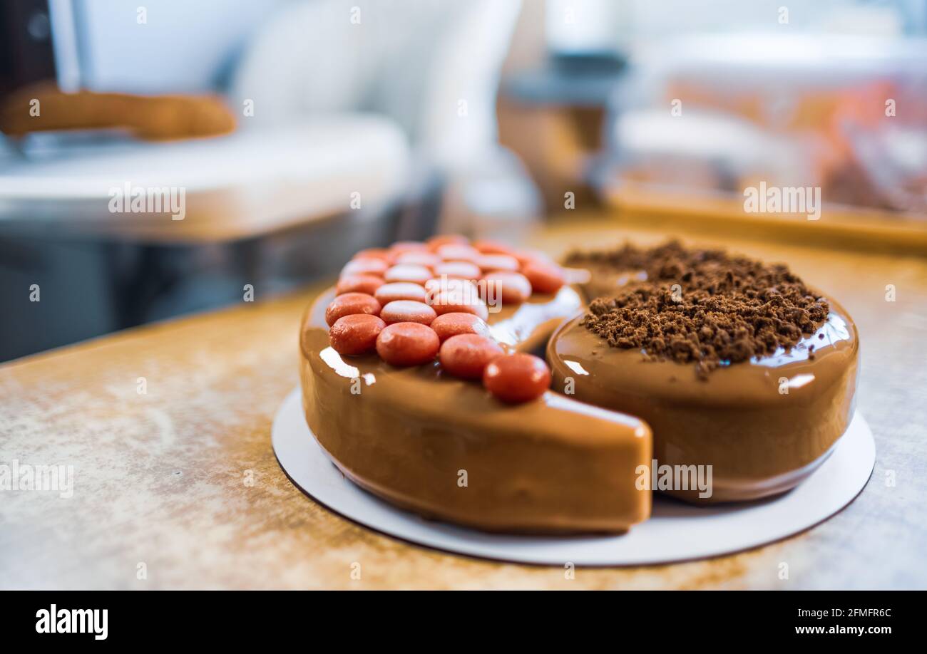 Un Delicieux Gateau De La Forme De Yin Yang Dans Le Cuisine Maison Sur Une Table En Bois Photo Stock Alamy