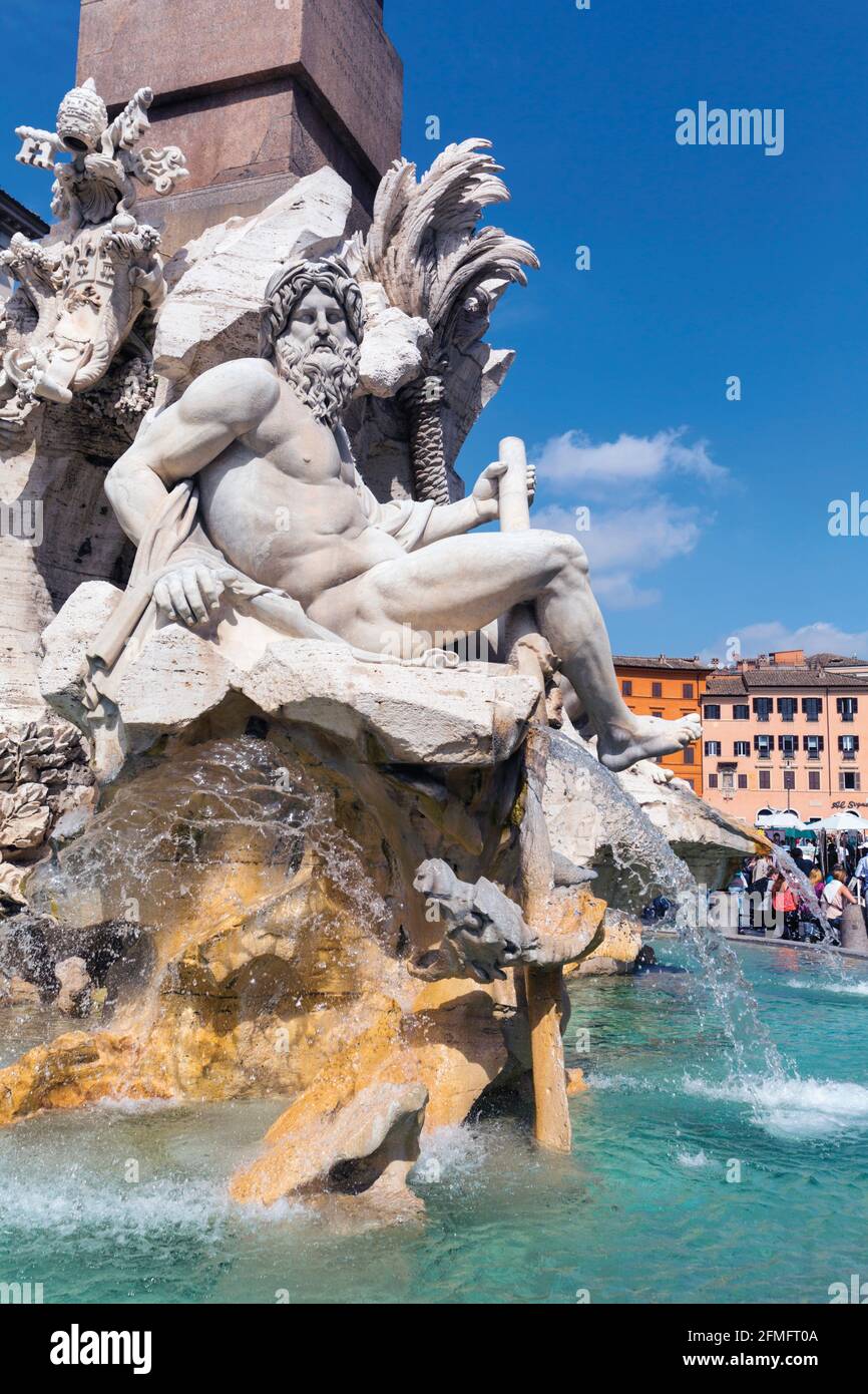 Rome, Italie. Piazza Navona. Fontana dei Quattro Fiumi ou Fontaine des quatre fleuves créée par Gian Lorenzo Bernini. Le centre historique de Rome est Banque D'Images