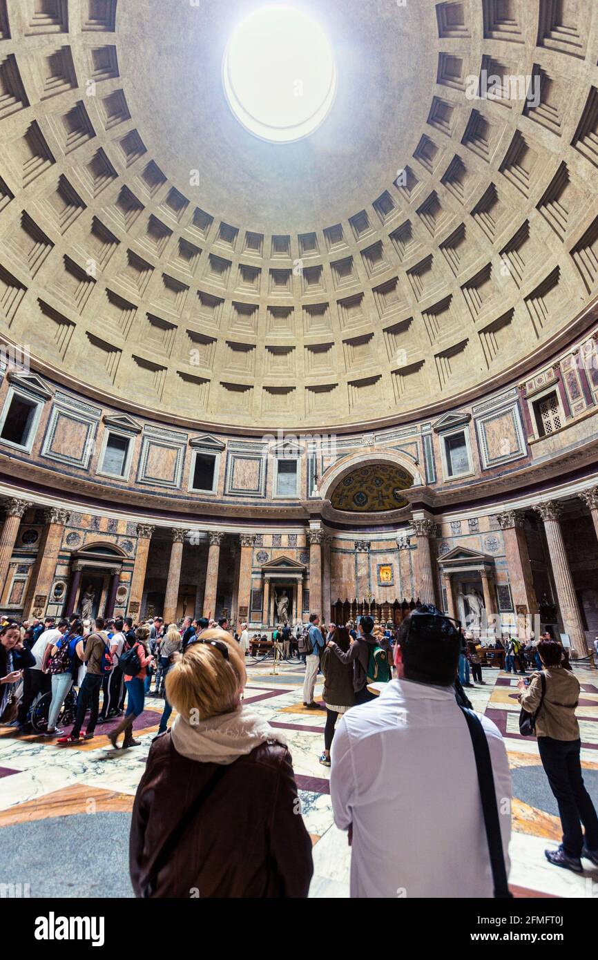 Rome, Italie. Le Panthéon. Intérieur, montrant l'oculus au centre du dôme par lequel l'intérieur est éclairé. Le centre historique de Rome est un ONU Banque D'Images