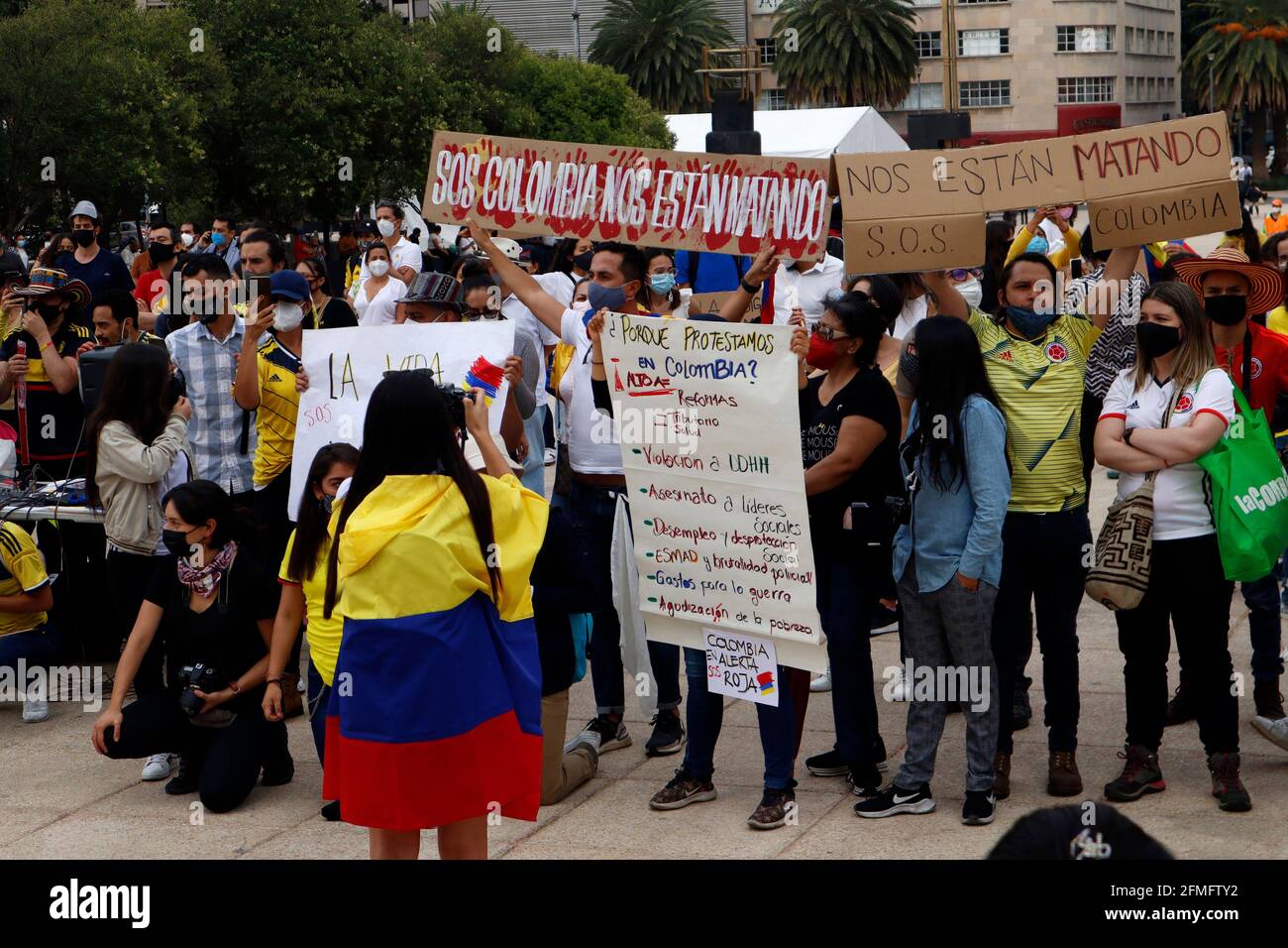 Mexico, Mexique. 08 mai 2021. MEXICO, MEXIQUE - 8 MAI : des personnes tiennent des pancartes tandis qu'elles se joignent à une manifestation au Monument de la Révolution pour protester contre la répression et les meurtres en Colombie des manifestants par la police anti-émeute, elles tiennent le président Ivan Duque et l'ancien président Alvaro Uribe responsables. Le 8 mai 2021 à Mexico, Mexique. (Photo d'Eyepix/Sipa USA) crédit: SIPA USA/Alay Live News Banque D'Images