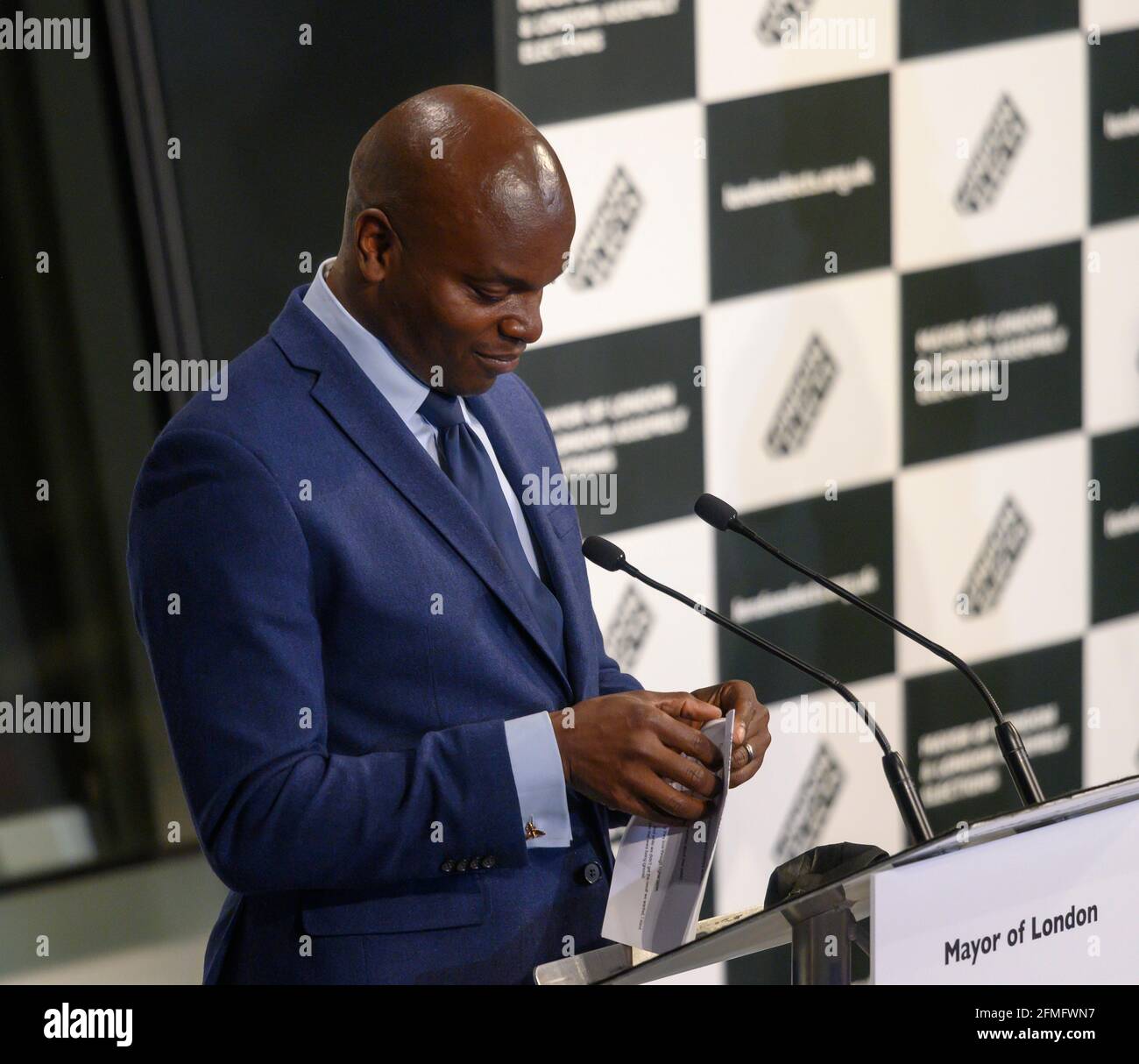 Hôtel de ville, Queen’s Walk, Londres, Royaume-Uni. 8 mai 2021. Shaun Bailey (conservateur), deuxième discours de la course de Mayoral en fin de soirée à l'hôtel de ville. Crédit: Malcolm Park/Alay Banque D'Images