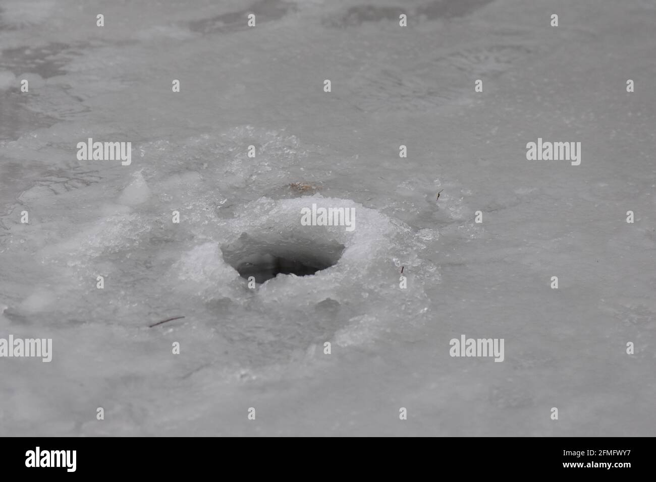 Trou de pêche dans la glace Banque D'Images