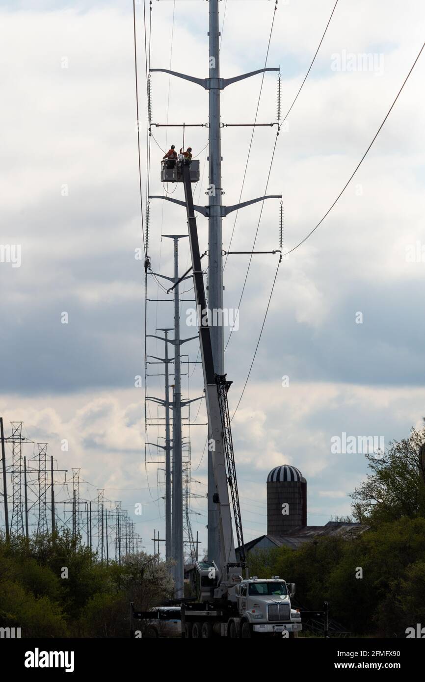 Les travailleurs des services publics d'électricité entretiennent les lignes de distribution d'électricité en Ontario, au Canada. Banque D'Images