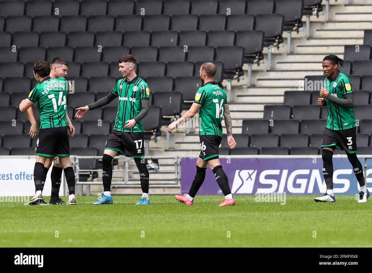 MILTON KEYNES, ROYAUME-UNI. 9 MAI Aaron Morley fête avec ses coéquipiers après avoir obtenu le score de Rochdale, pour prendre l'initiative de le faire 1 - 0 contre les dons de Milton Keynes, lors du match de la Sky Bet League One entre les Dons MK et Rochdale au stade MK, Milton Keynes, le dimanche 9 mai 2021. (Credit: John Cripps | MI News) Credit: MI News & Sport /Alay Live News Banque D'Images