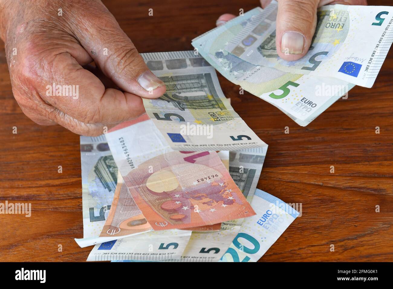 Image du sujet, photo de symbole: Pension, retraité. Les mains d'un vieil homme (92 ans) comptent les billets en euros. | utilisation dans le monde entier Banque D'Images