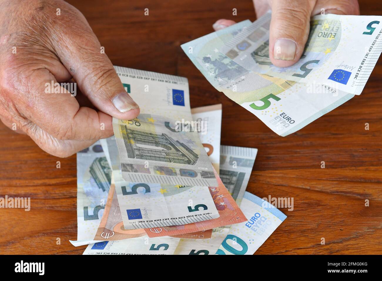 Image du sujet, photo de symbole: Pension, retraité. Les mains d'un vieil homme (92 ans) comptent les billets en euros. | utilisation dans le monde entier Banque D'Images