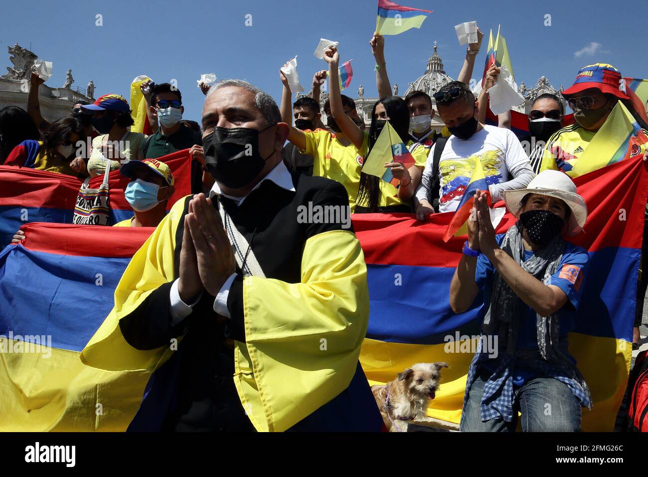 9 mai 2021 - Cité du Vatican (Saint-Siège) LE PAPE FRANÇOIS livre la prière de Regina Caeli sous la fenêtre de la place Saint-Pierre au Vatican. Un groupe de pèlerins colombiens sur la place Saint-Pierre pour déncer la grave crise économique et sociale inn que la Colombie se trouve . © EvandroInetti via ZUMA Wire crédit: Evandro Inetti/ZUMA Wire/Alamy Live News Banque D'Images