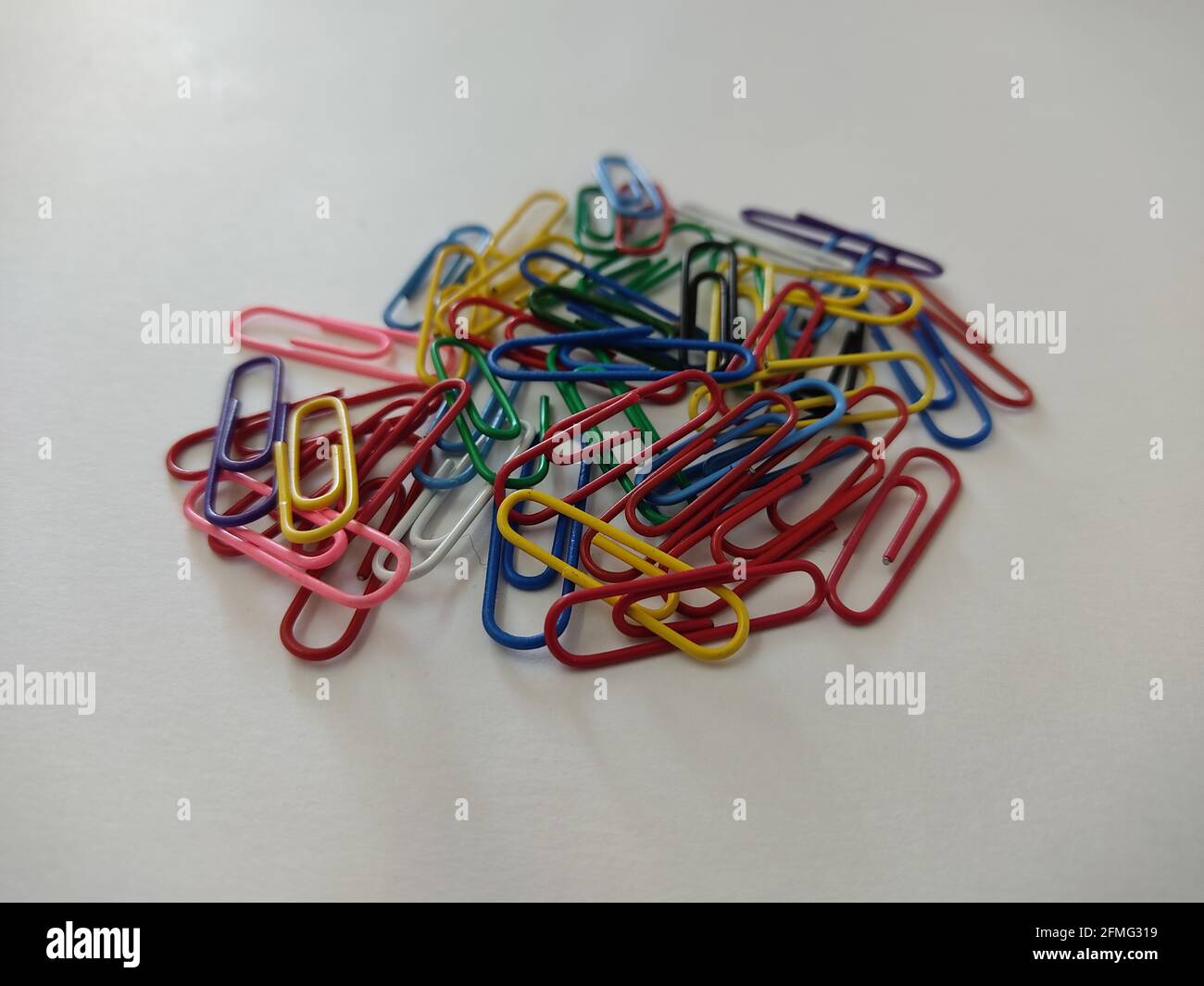 Un groupe de trombones de couleur isolés sur fond blanc Banque D'Images