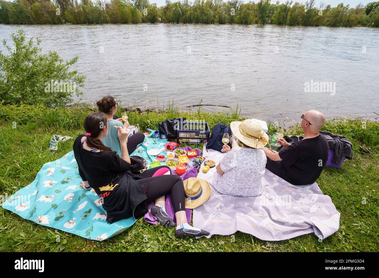 Hattenheim, Allemagne. 09e mai 2021. Une famille a étendu des couvertures pour un pique-nique sur les rives du Rhin au soleil. Credit: Frank Rumpenhorst/dpa/Alay Live News Banque D'Images