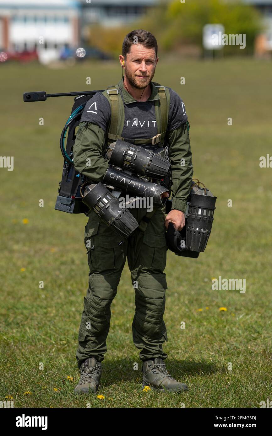 Richard Browning, fondateur de Gravity Industries, prend l'avion dans sa combinaison motorisée contrôlée par le corps à Old Sarum Airfield, Salisbury, Wiltshire. Banque D'Images