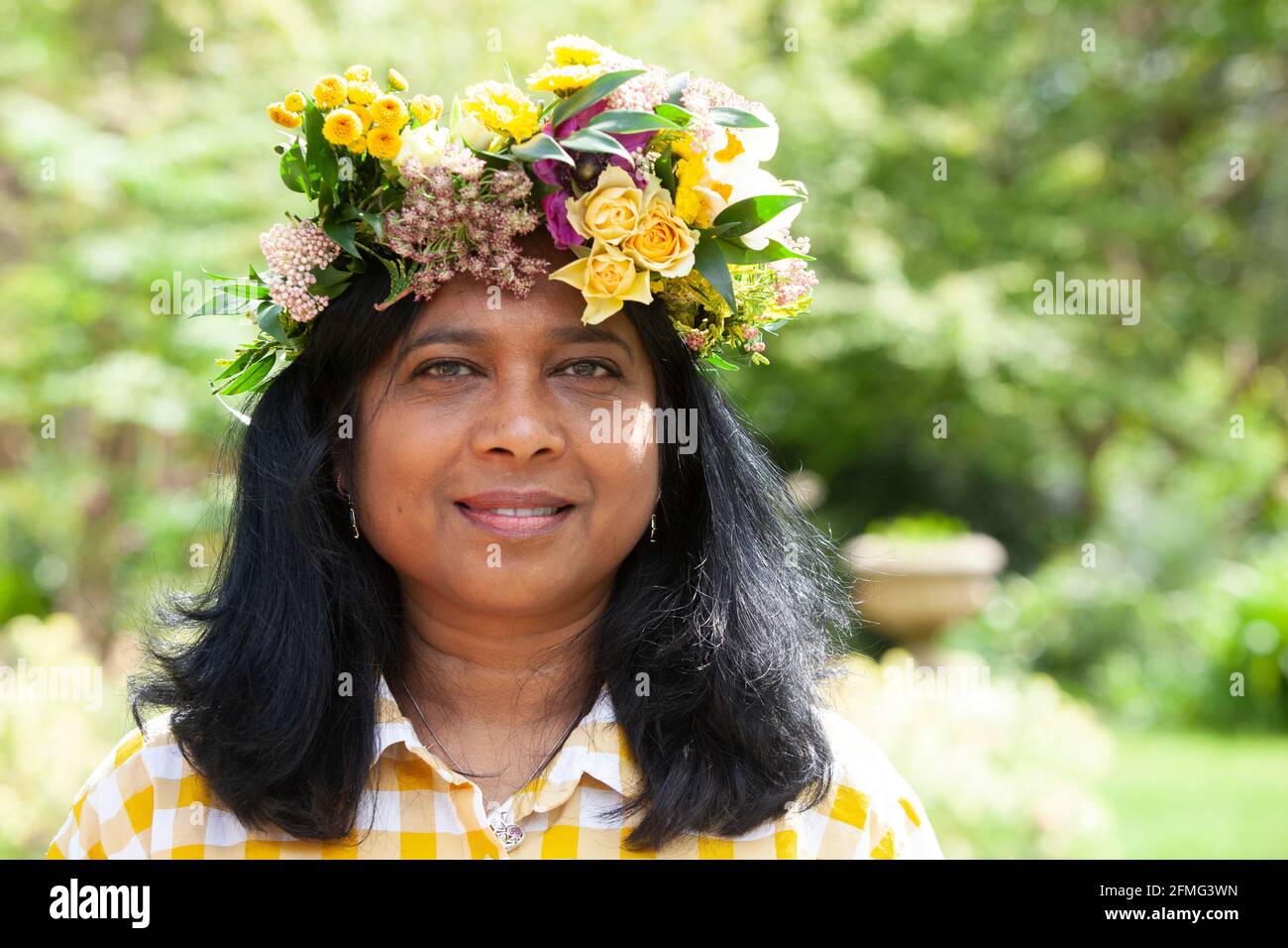 Londres, Royaume-Uni, 9 mai 2021 : BEA, un ingénieur qui travaille dans le développement durable des propriétés, pose avec la couronne de fleur qu'elle a faite pour célébrer le Garden Day. Cet événement était organisé au Chelsea Physic Garden et dirigé par le fleuriste Fran Bailey de la compagnie Fresh Flower. Anna Watson/Alay Live News Banque D'Images