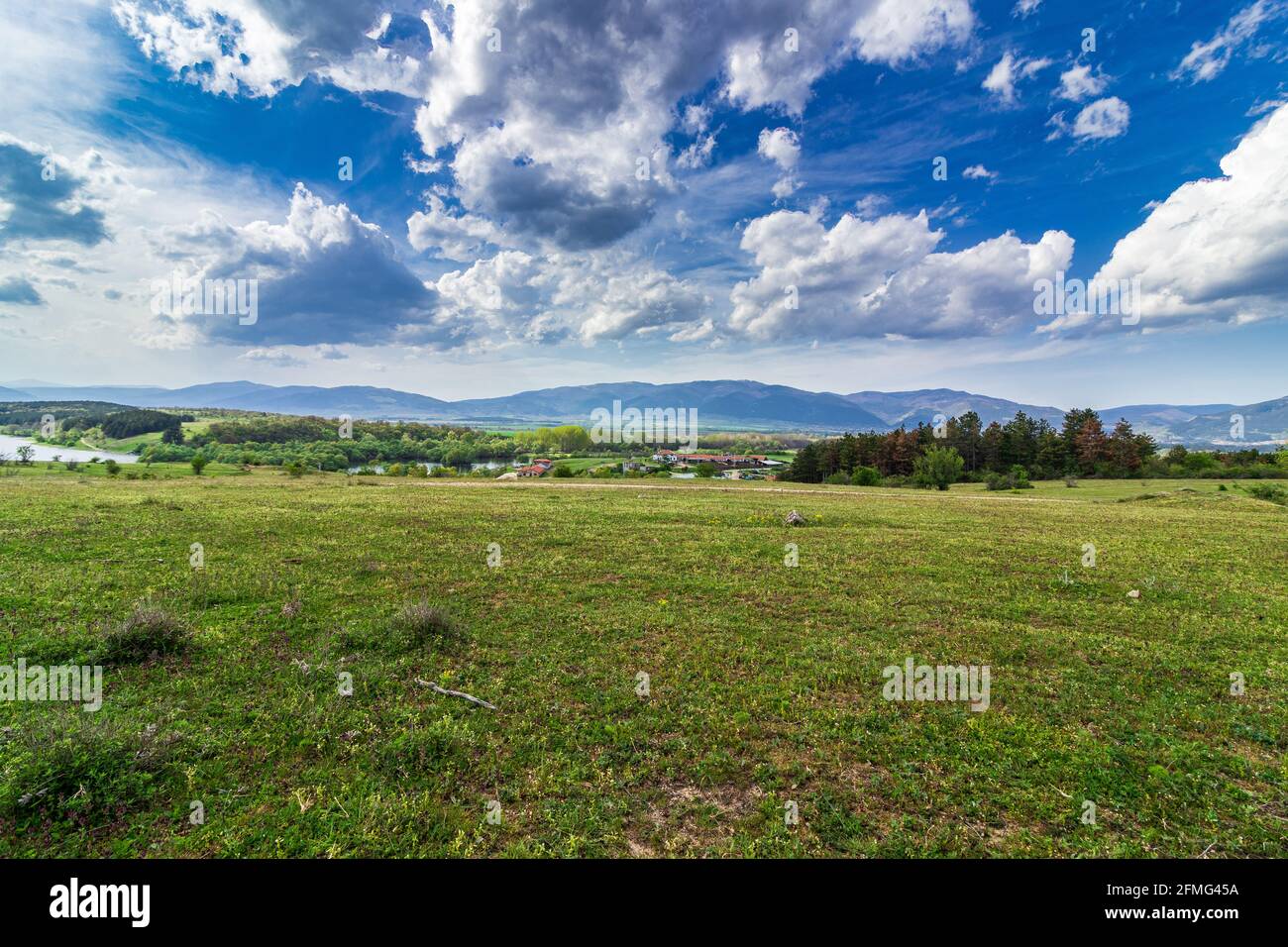 Montagnes et collines près du barrage de Jrebchevo, dans l'est de la Bulgarie Banque D'Images