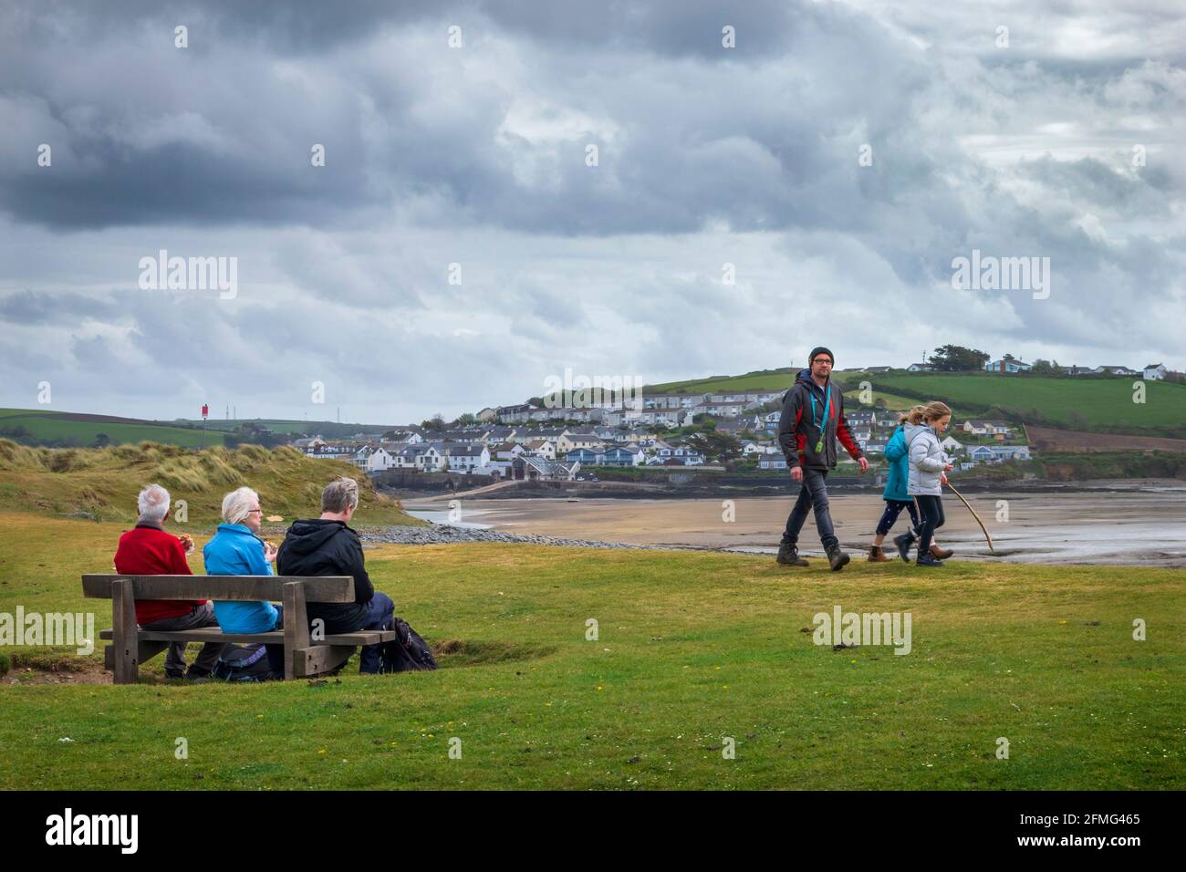 Appledore, North Devon, Angleterre.Dimanche 9 mai 2021. Météo Royaume-Uni. Après la forte pluie de nuit dans le Nord du Devon, le temps s'améliore et les gens aiment pique-niquer sur un banc surplombant la rivière Torridge et le petit village côtier d'Appledore. La pluie a l'air de revenir la nuit avec le temps qui ne s'est pas stabilisé pour la semaine à venir. Crédit : Terry Mathews/Alay Live News Banque D'Images