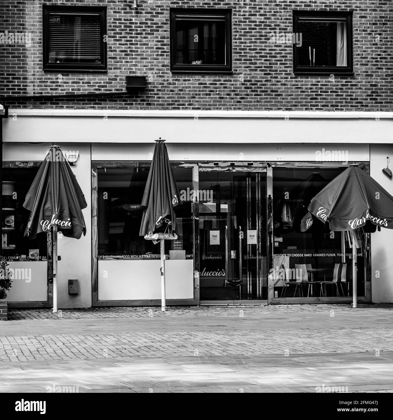Kingston upon Thames Surrey Londres UK 07 2021 mai, Hospitality Restaurant avec parasols à l'extérieur et aucune personne ne ferme pendant le coronavirus Covid-19 Lock Banque D'Images