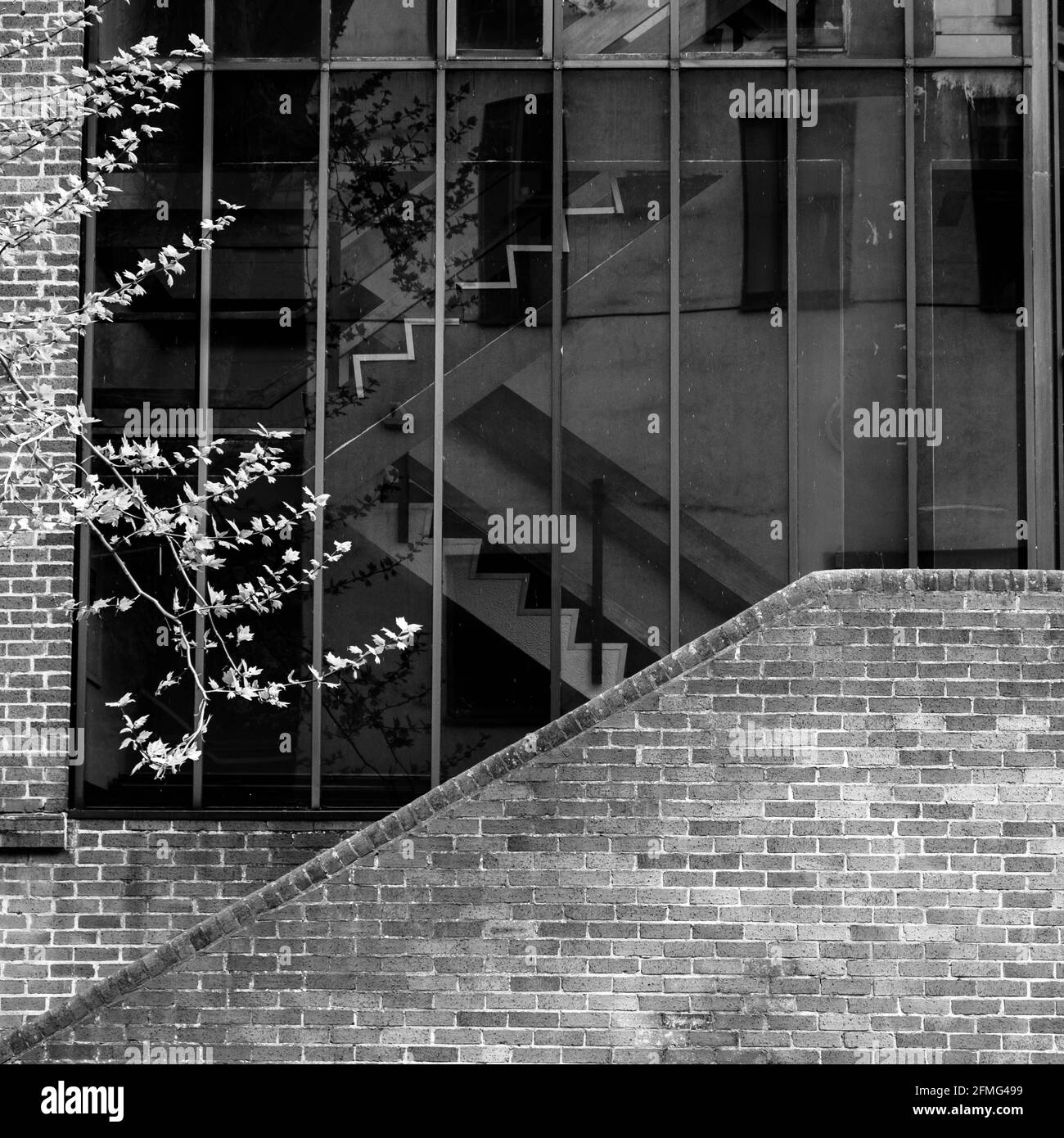 Kingston upon Thames Surrey Londres, Royaume-Uni Mai 07 2021, moderne vitrage architectural caractéristique d'un immeuble de bureau avec angles et pas de personnes Banque D'Images