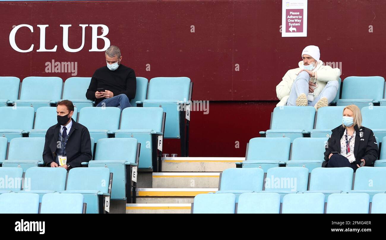 Gareth Southgate, directeur de l'Angleterre (à gauche), et Jack Grealish (deuxième à droite) de la villa Aston lors du match de la Premier League à Villa Park, Birmingham. Date de la photo: Dimanche 9 mai 2021. Banque D'Images Gareth Southgate, directeur de l'Angleterre (à gauche), et Jack Grealish (deuxième à droite) de la villa Aston lors du match de la Premier League à Villa Park, Birmingham. Date de la photo: Dimanche 9 mai 2021. Banque D'Images