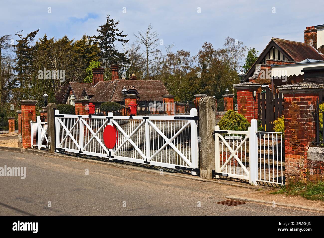 Passage à niveau à l'approche de la gare royale de Wolferton, Sandringham, Norfolk, Royaume-Uni Banque D'Images