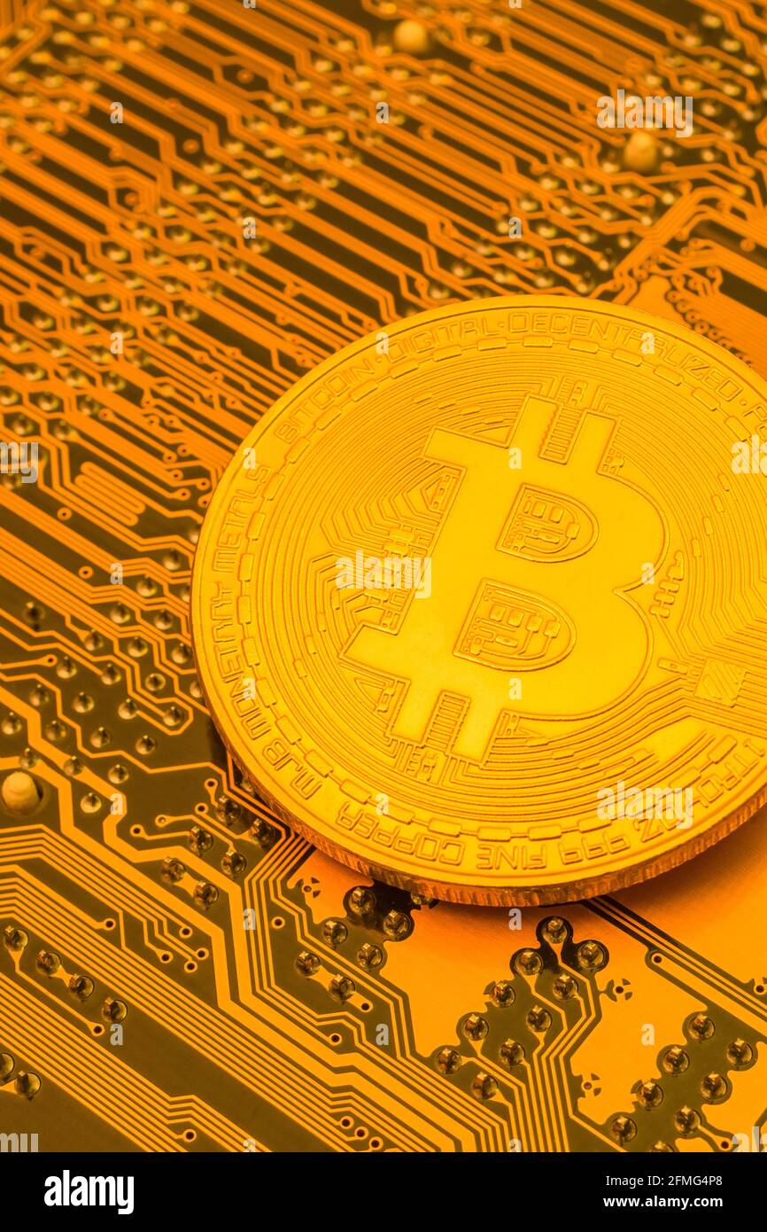 Jeton Bitcoin or en crypto-monnaie et carte mère/circuit PC. Pour la sécurité des devises numériques, le cryptojacking, le crash de crypto-monnaie, le prix Bitcoin. Banque D'Images