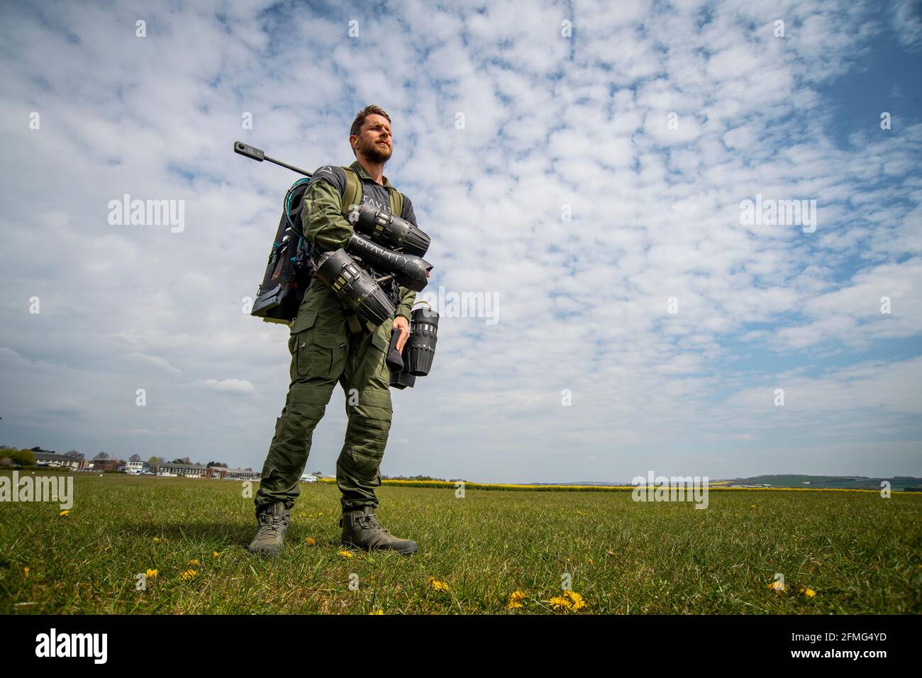 Richard Browning, fondateur de Gravity Industries, prend l'avion dans sa combinaison motorisée contrôlée par le corps à Old Sarum Airfield, Salisbury, Wiltshire. Banque D'Images