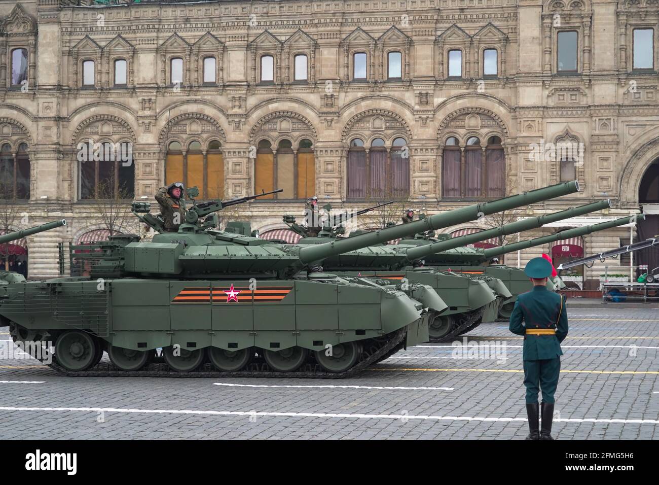 Moscou, Russie. 9 mai 2021. Les principaux chars de bataille sont vus pendant le défilé militaire marquant le 76e anniversaire de la victoire soviétique dans la Grande Guerre patriotique, le mandat de la Russie pour la Seconde Guerre mondiale, sur la place Rouge à Moscou, en Russie, le 9 mai 2021. Credit: Yuan Xinfang/Xinhua/Alamy Live News Banque D'Images