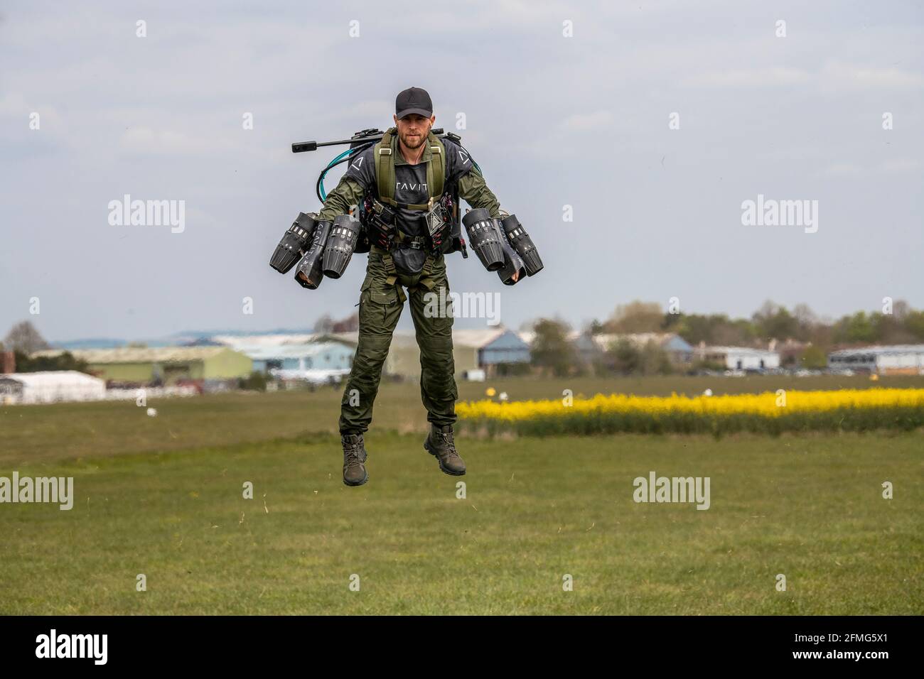 Richard Browning, fondateur de Gravity Industries, prend l'avion dans sa combinaison motorisée contrôlée par le corps à Old Sarum Airfield, Salisbury, Wiltshire. Banque D'Images