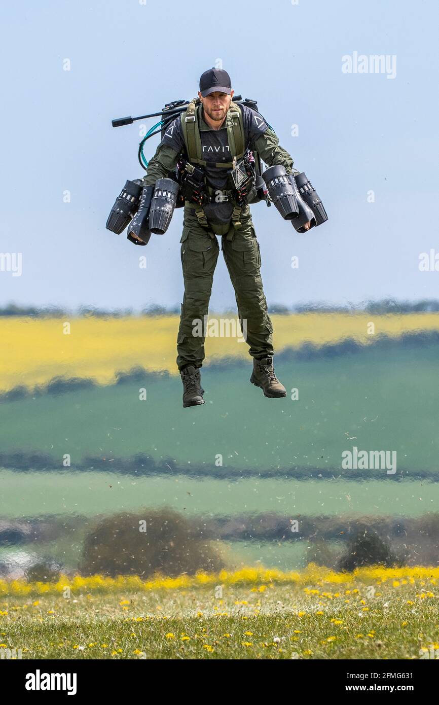 Richard Browning, fondateur de Gravity Industries, prend l'avion dans sa combinaison motorisée contrôlée par le corps à Old Sarum Airfield, Salisbury, Wiltshire. Banque D'Images