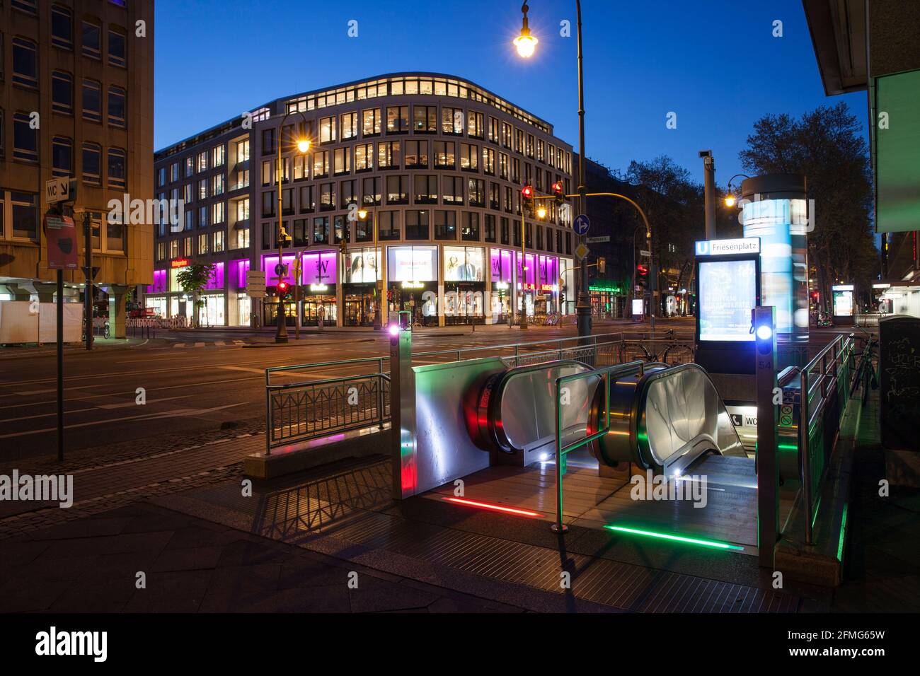 Couvre-feu à partir de 9 heures pendant le confinement de la pandémie de corona le 5 mai. 2021. La rue déserte Hohenzollernring à la place Friesenplatz, Cologne, Allemagne. Banque D'Images