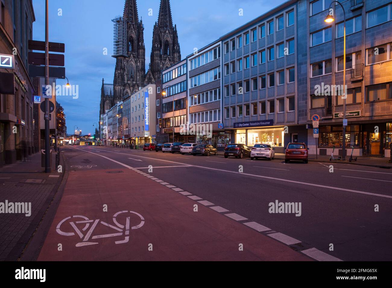 Couvre-feu à partir de 9 heures pendant le confinement de la pandémie de corona le 5 mai. 2021. La rue Komoeden déserte, la cathédrale, Cologne, Allemagne. Ausgangssperre ab 2 Banque D'Images