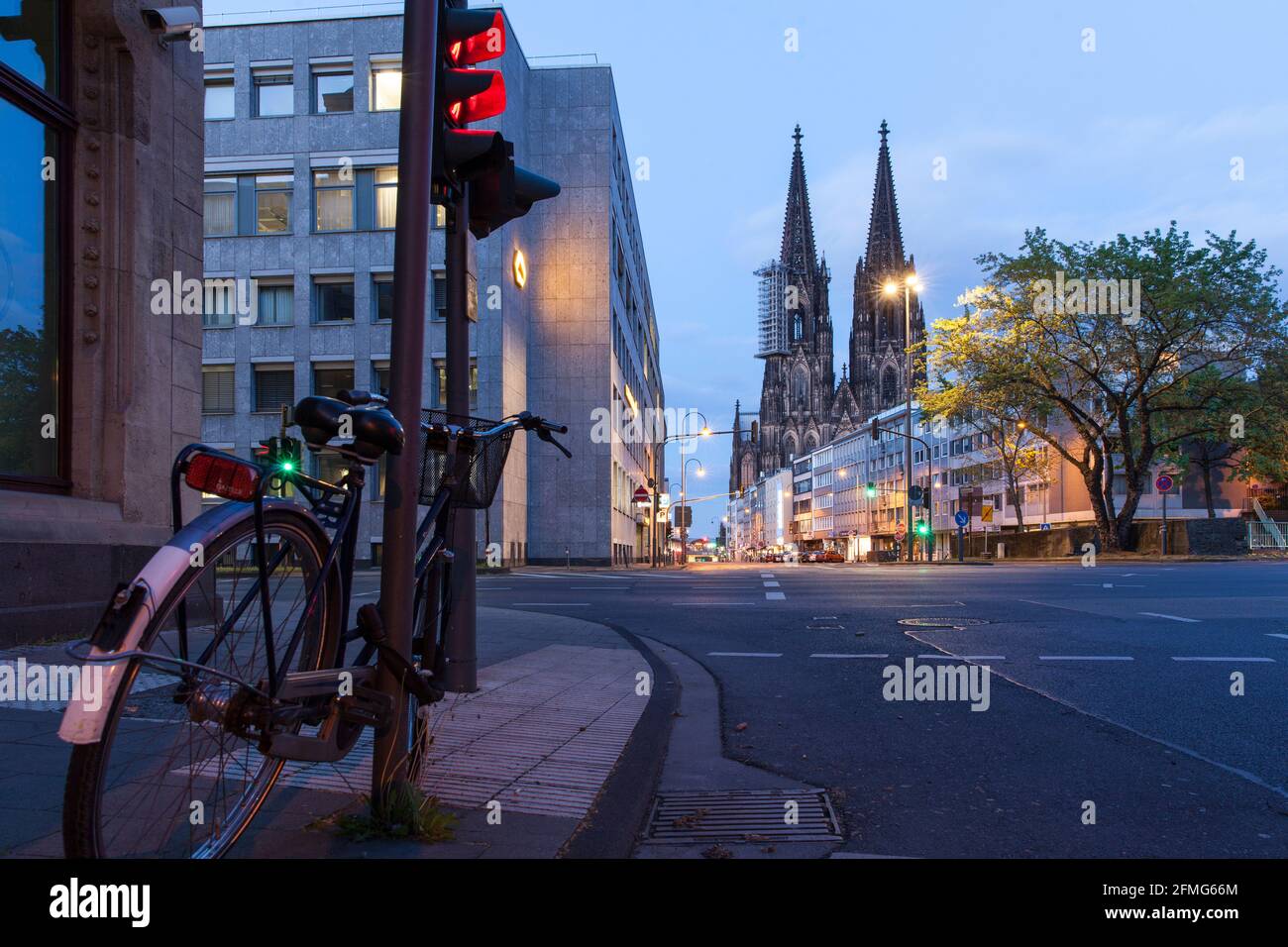 Couvre-feu à partir de 9 heures pendant le confinement de la pandémie de corona le 5 mai. 2021. La rue Komoeden déserte, la cathédrale, Cologne, Allemagne. Ausgangssperre ab 2 Banque D'Images