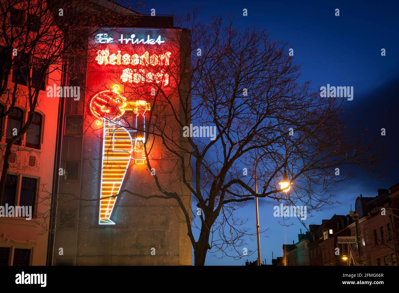 Panneau au néon pour la bière typique de Cologne Reissdorf Koelsch sur la rue Aachener près de la place Rudolfplatz, Cologne, Allemagne. Neonreklame für Reissdorf Koelsch Banque D'Images