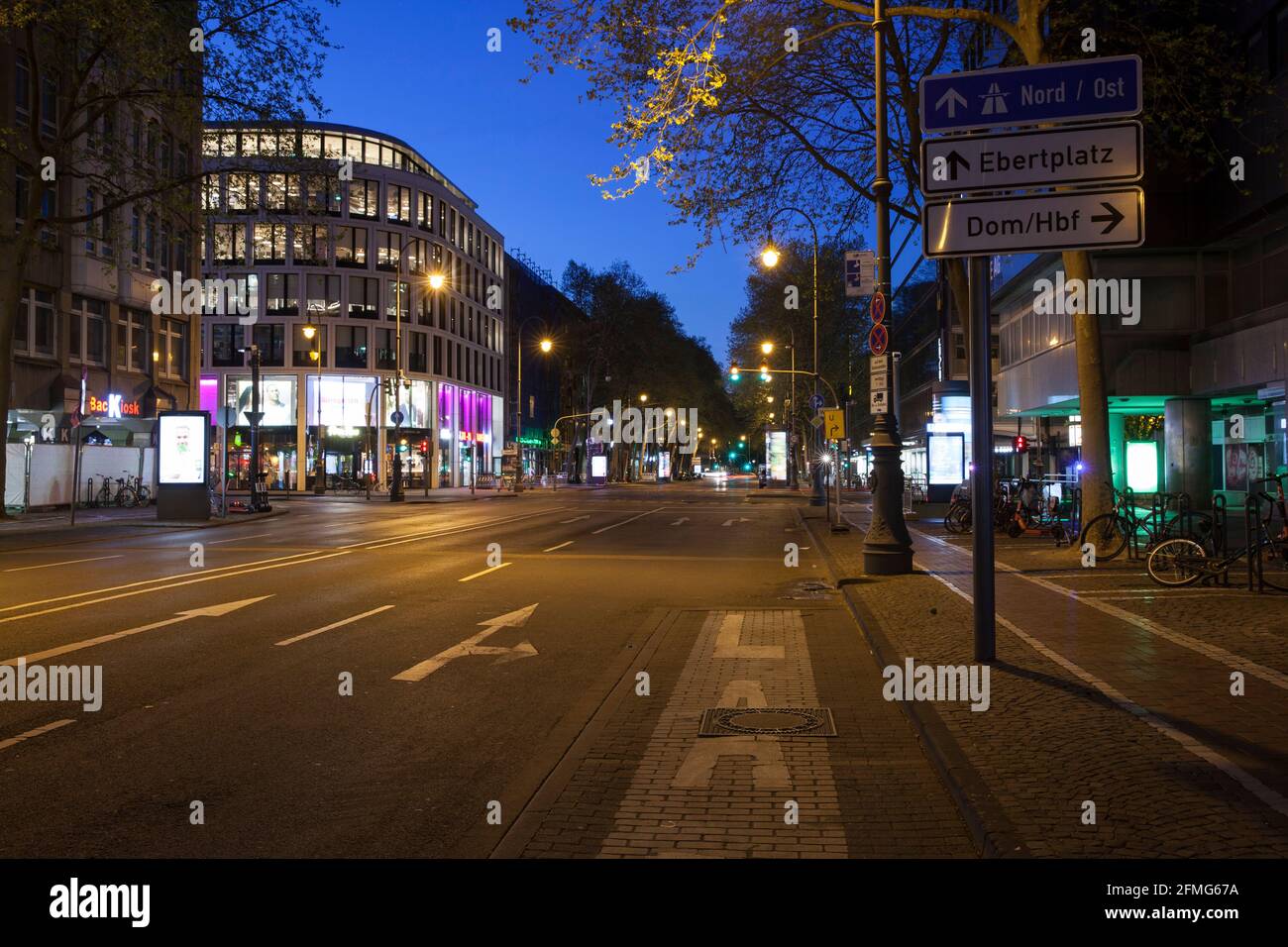 Couvre-feu à partir de 9 heures pendant le confinement de la pandémie de corona le 5 mai. 2021. La rue déserte Hohenzollernring à la place Friesenplatz, Cologne, Allemagne. Banque D'Images