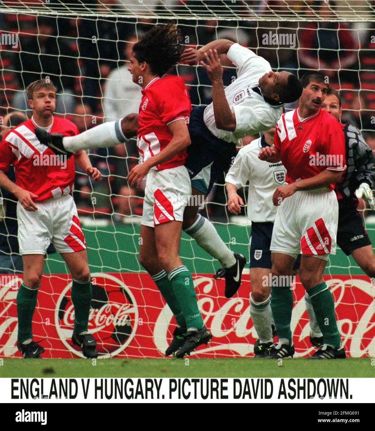 Les Ferdinand d'Angleterre saute avec le défenseur hongrois pour le Bal pendant l'International à Wembley Banque D'Images