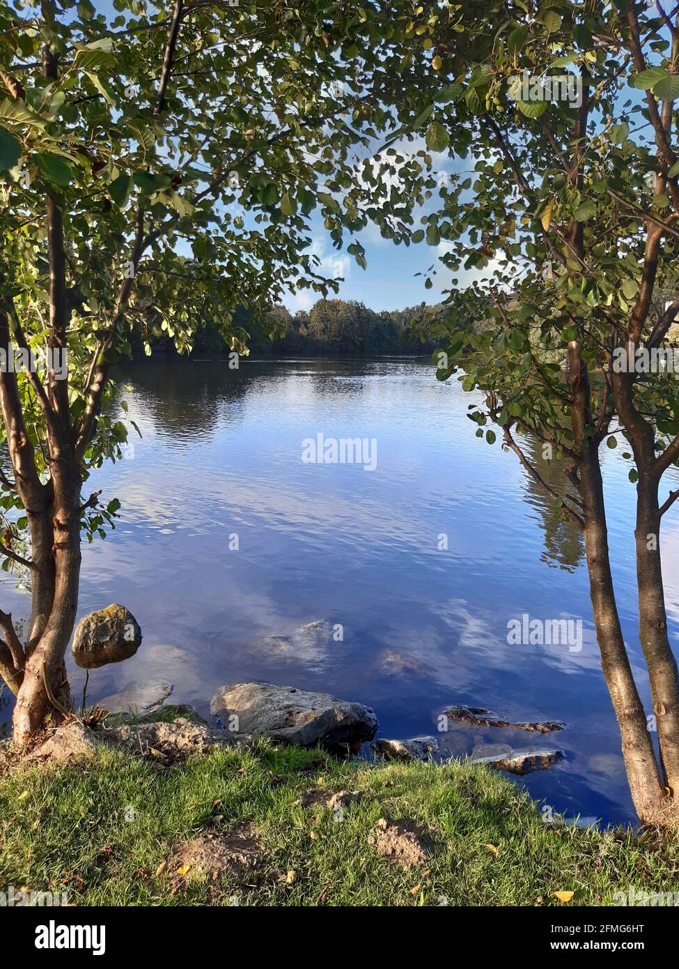 Ciel bleu qui se reflète sur le lac Labarre près de Foix, Ariège, midi-Pyrénées, Occitanie, France Banque D'Images