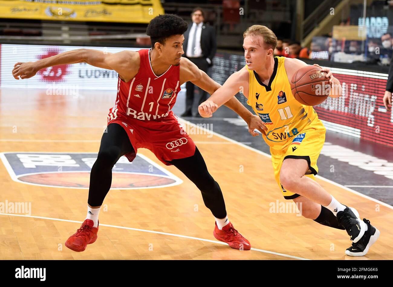 Ludwigsburg, Allemagne. 09e mai 2021. Basketball: Bundesliga, MHP Riesen  Ludwigsburg - FC Bayern München, Hauppunde, Matchday 34: Lukas Herzog (r)  joue contre Jason George de Munich. Credit: Thomas Kienzle/dpa/Alay Live  News Photo