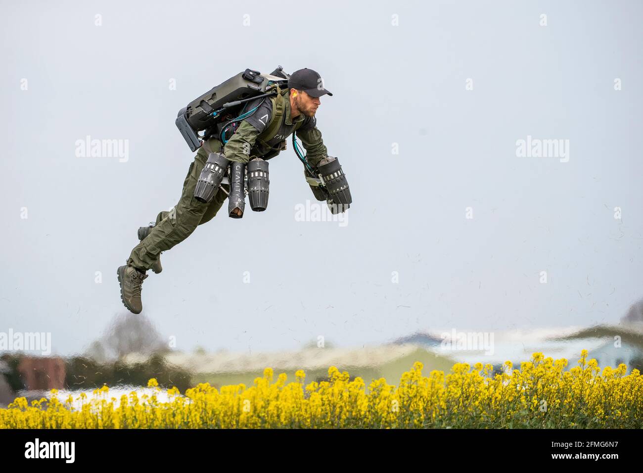 Richard Browning, fondateur de Gravity Industries, prend l'avion dans sa combinaison motorisée contrôlée par le corps à Old Sarum Airfield, Salisbury, Wiltshire. Banque D'Images