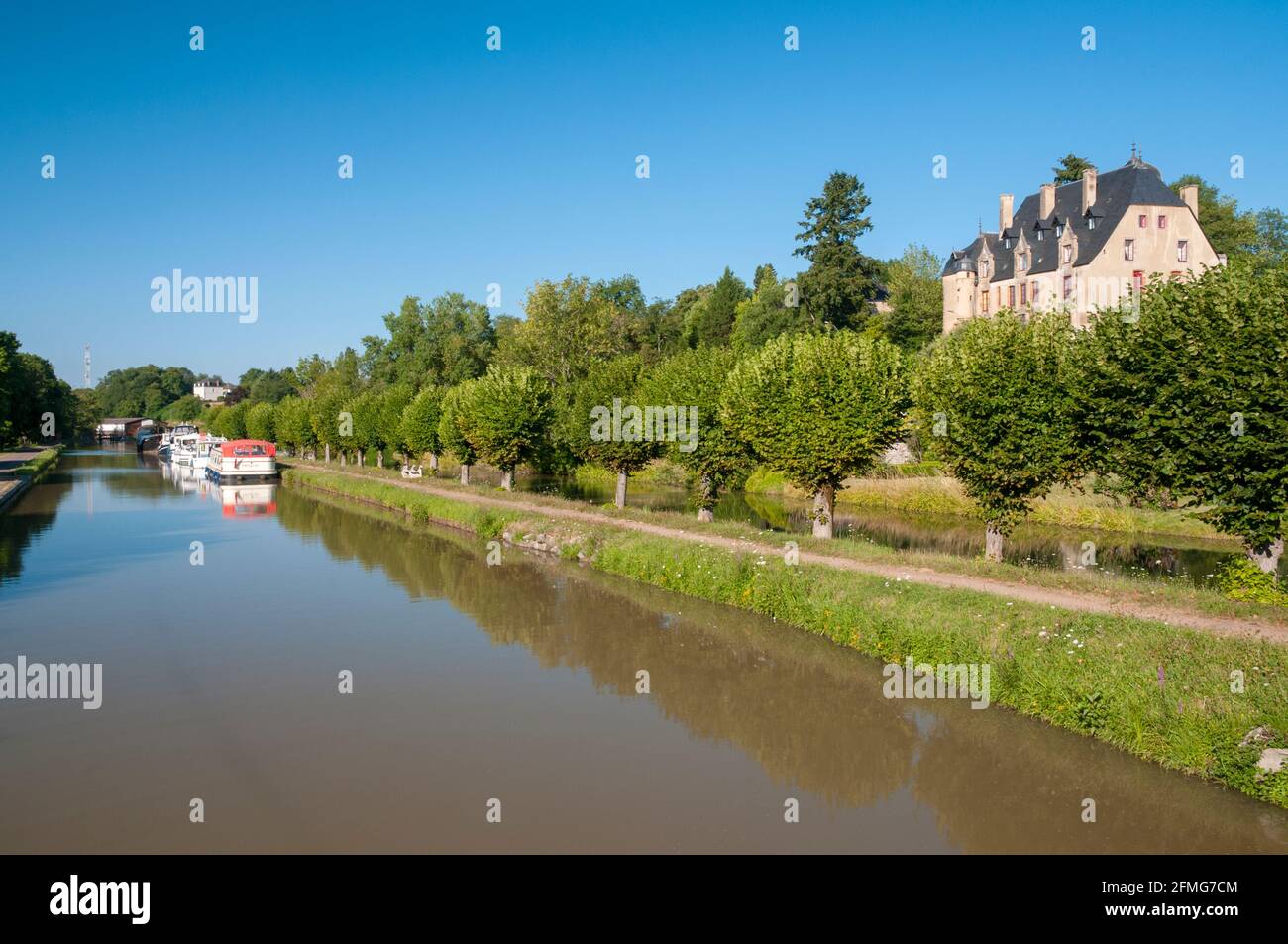 Les chalands amarrés sur le Canal du Nivernais et de Chatillon-en-Bazois Château, classé monument historique, Nièvre (58), Bourgogne, France Banque D'Images