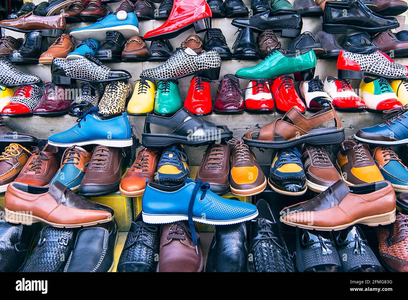 Plusieurs types différents de chaussures à un marché de rue dans une ville  Photo Stock - Alamy